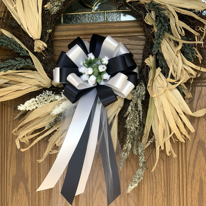 black-and-white-bows-roses-aisle-decorations